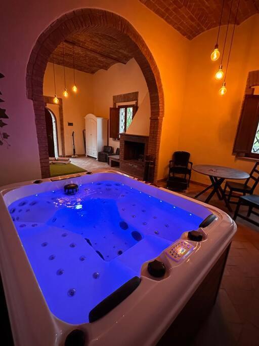 Relax Nella Jacuzzi In Toscana Colle di Val d'Elsa Exterior photo