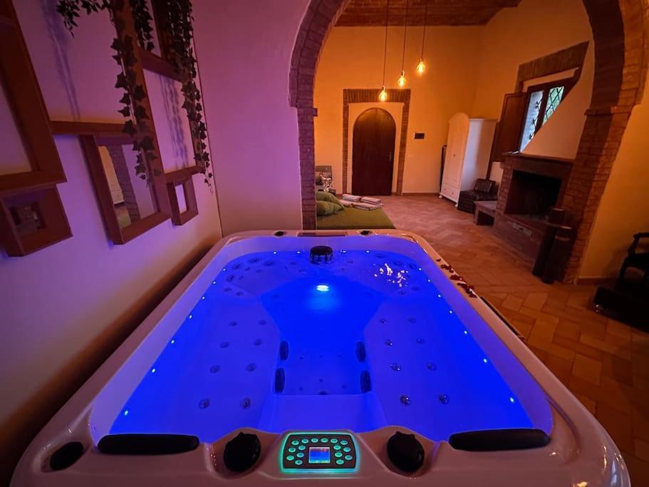Relax Nella Jacuzzi In Toscana Colle di Val d'Elsa Exterior photo