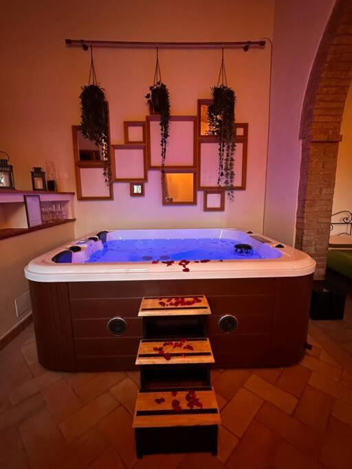 Relax Nella Jacuzzi In Toscana Colle di Val d'Elsa Exterior photo